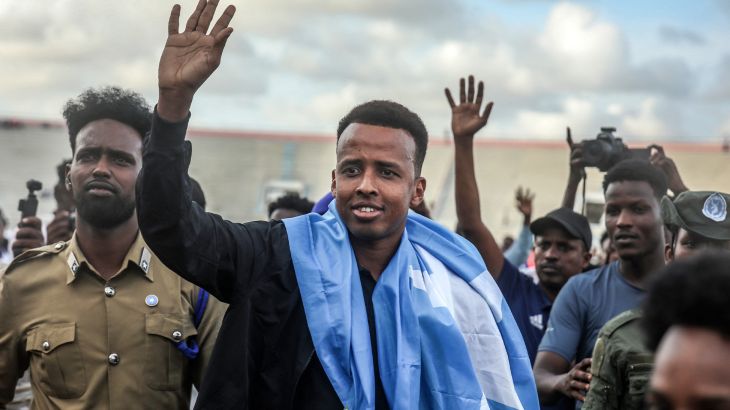Somalische scheidsrechter Omar Artan als held ontvangen na WK-teleurstelling Somalische scheidsrechter Omar Artan als held ontvangen na WK-teleurstelling (Picture by: aljazeera.com)