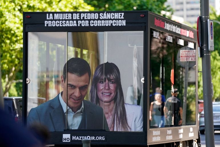 Spaanse rechter verbiedt vrouw premier Sánchez om land te verlaten Spaanse rechter verbiedt vrouw premier Sánchez om land te verlaten (Picture by: aljazeera.com)