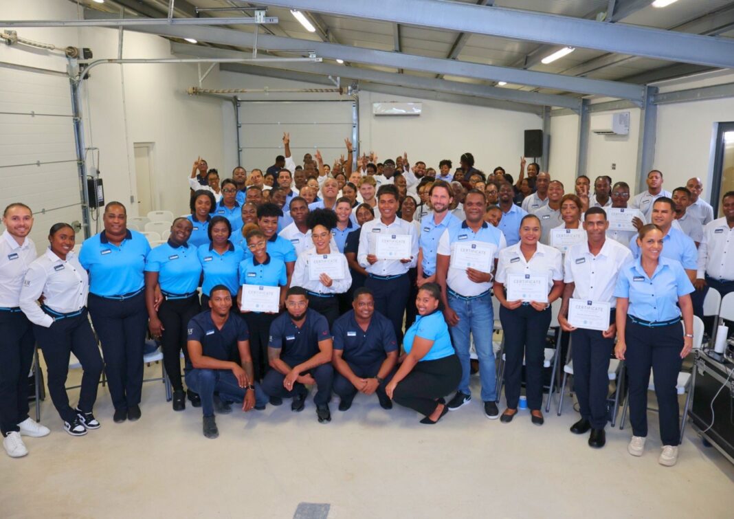 TUI BLUE Curaçao viert afstuderen van 80 nieuwe medewerkers voor opening resort (Picture by: extra.cw)