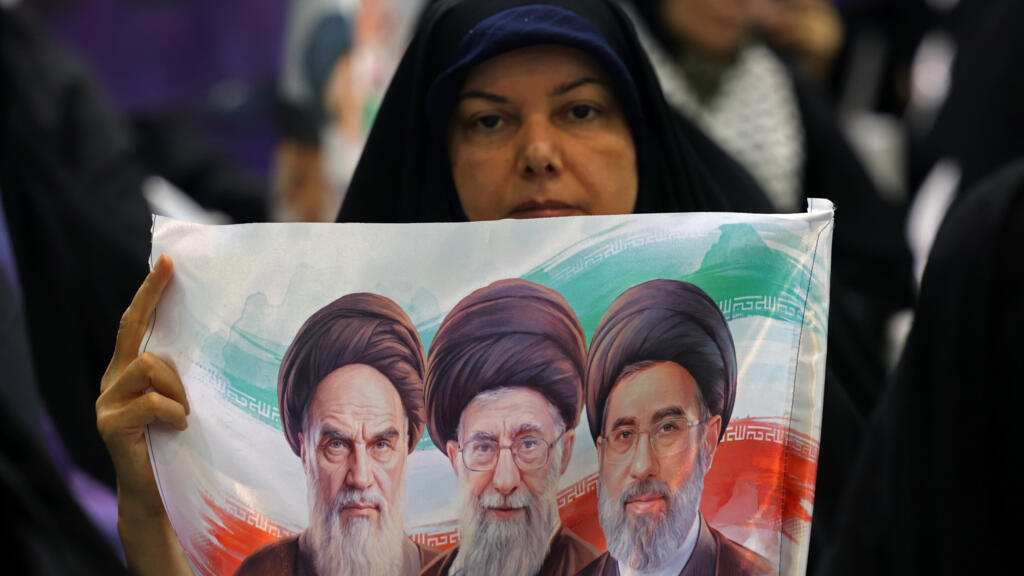 Tientallen Iraniërs protesteren tegen vredesakkoord met VS bij ministerie in Mashhad (Picture by: s.france24.com)