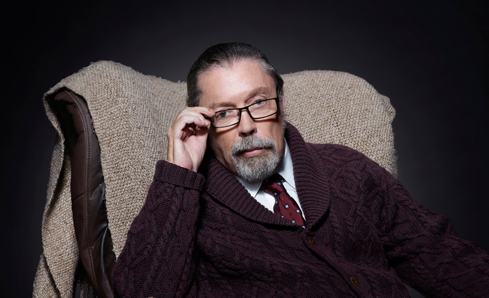 Tim Curry keert terug in grotere rol in horrorvervolg 'Stream 2: Sudden Death' (Picture by: variety.com)