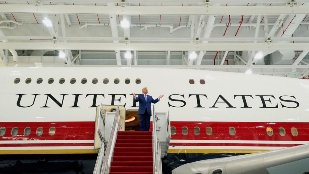 Trump presenteert nieuwe Air Force One: omgebouwd Qatarees privévliegtuig Trump presenteert nieuwe Air Force One: omgebouwd Qatarees privévliegtuig (Picture by: s.france24.com)