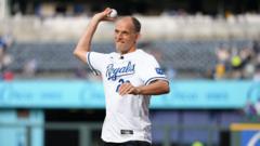 Tuchel gooit eerste worp bij honkbalwedstrijd terwijl Engeland geniet van vrije dag Tuchel gooit eerste worp bij honkbalwedstrijd terwijl Engeland geniet van vrije dag (Picture by: ichef.bbci.co.uk)