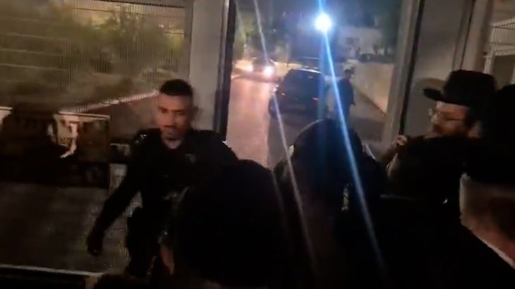 Ultra-orthodoxe joden bestormen politiebureau in Israël (Picture by: aljazeera.com)