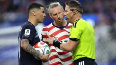 VAR schrijft geschiedenis met ‘verwisseling van spelers’ tijdens WK-duel VS tegen Paraguay VAR schrijft geschiedenis met 'verwisseling van spelers' tijdens WK-duel VS tegen Paraguay (Picture by: ichef.bbci.co.uk)