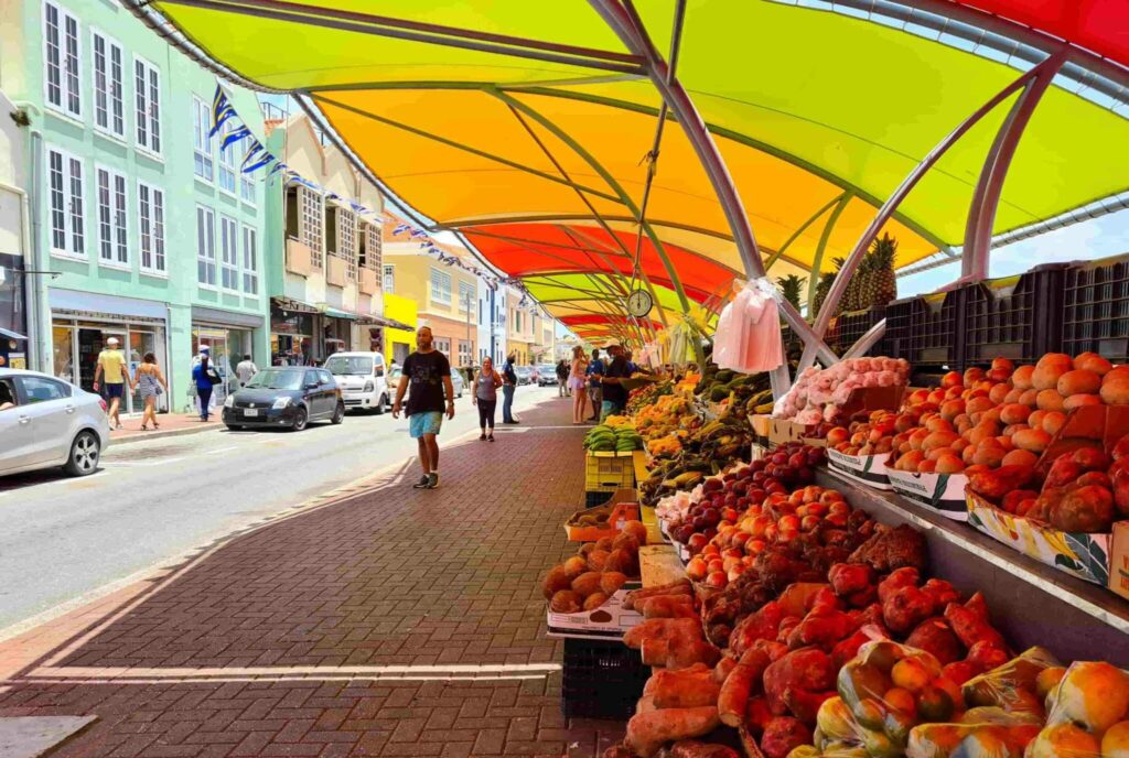 Venezolaanse fruitboten weggestuurd van Curaçao na controle (Picture by: nu.cw)