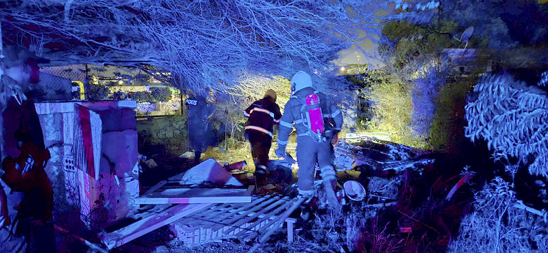 Verslaafde man steekt kampvuur aan en zet zijn slaapkamer in brand (Picture by: extra.cw)