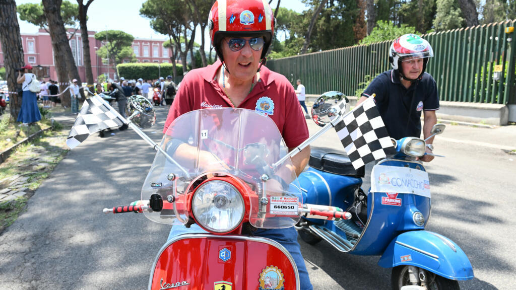 Vespa viert 80ste verjaardag met grootse parade door Rome (Picture by: s.france24.com)
