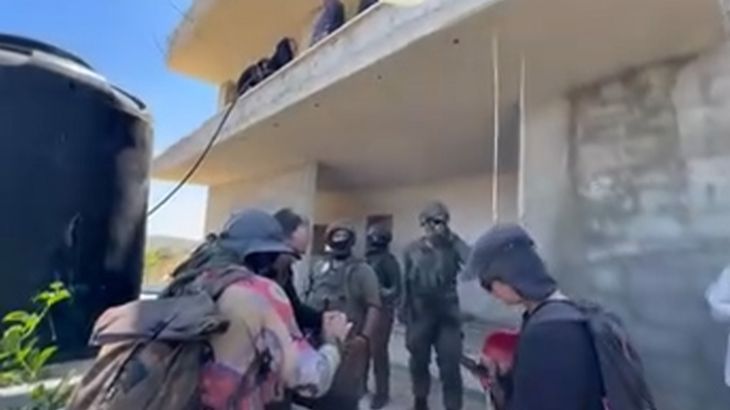 Videobeelden tonen Israëlische kolonisten die huis proberen in te nemen op Westelijke Jordaanoever (Picture by: aljazeera.com)