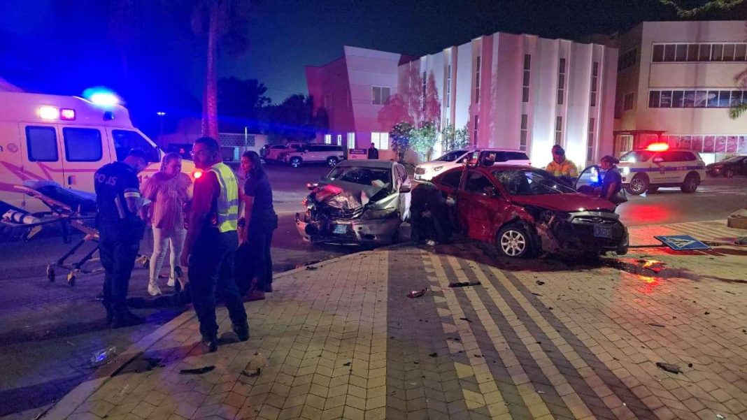 Vier gewonden bij frontale botsing op Henny Eman Boulevard (Picture by: 24ora.com)