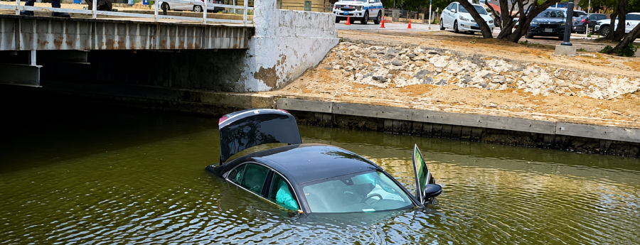 Voertuig van Kabinet van de Gouverneur te water na aanrijding bij brug Lagun in Oranjestad (Picture by: noticiacla.com)