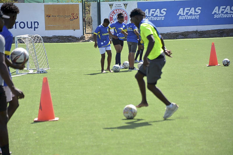 Voetbalkliniek georganiseerd voor jongeren in Justitiële Zorg op Curaçao (Picture by: extra.cw)