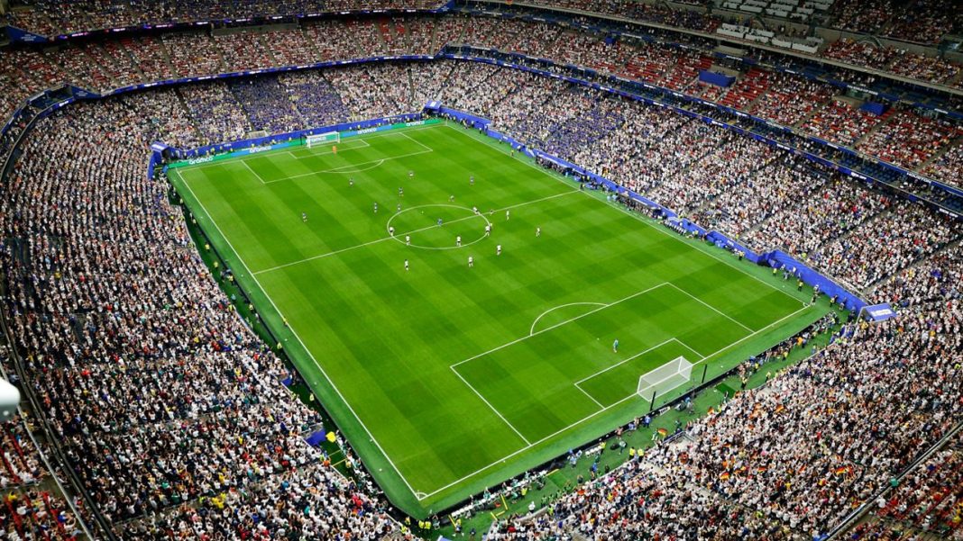 WK-racismemonitor verzoekt FIFA wedstrijdofficial te verwijderen na handgebaar op tv WK-racismemonitor verzoekt FIFA wedstrijdofficial te verwijderen na handgebaar op tv (Photo by: scene7.com)