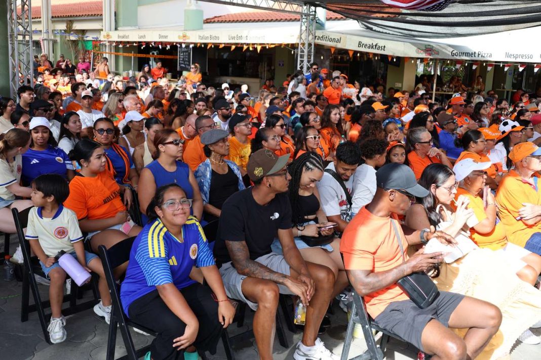 Wedstrijd Nederland-Japan zorgt voor levendige sfeer in Café de Plaza Wedstrijd Nederland-Japan zorgt voor levendige sfeer in Café de Plaza (Picture by: 24ora.com)