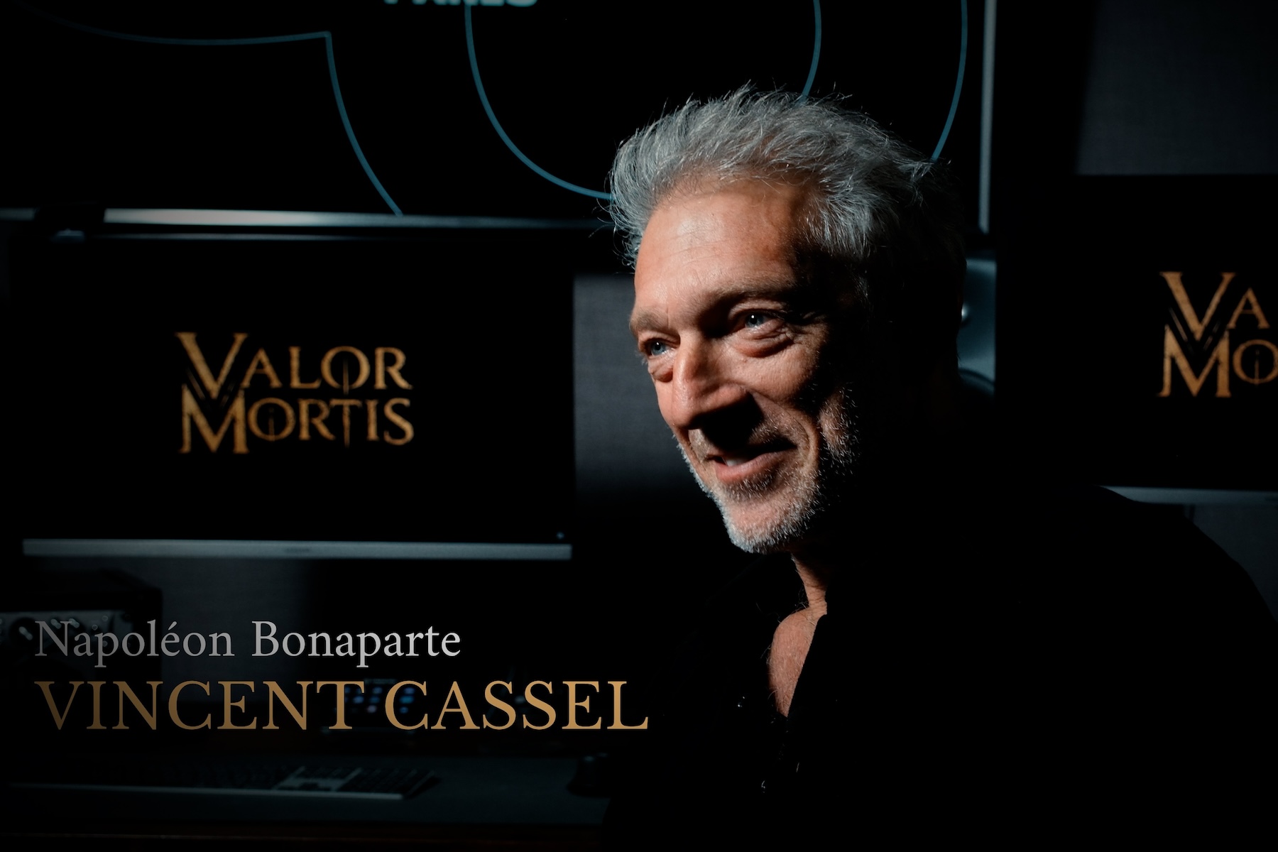 White Lotus-ster Vincent Cassel speelt Napoleon in White Lotus-ster Vincent Cassel speelt Napoleon in nieuwe videogame Valor Mortis (Picture by: variety.com)
