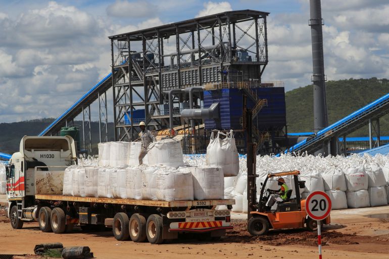 Wie profiteert van de lithiumboom in Zimbabwe? Wie profiteert van de lithiumboom in Zimbabwe? (Picture by: aljazeera.com)