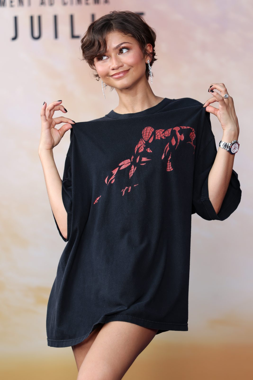 Zendaya draagt goedkoop Spider-Man shirt naar fansevenement in Parijs (Picture by: variety.com)