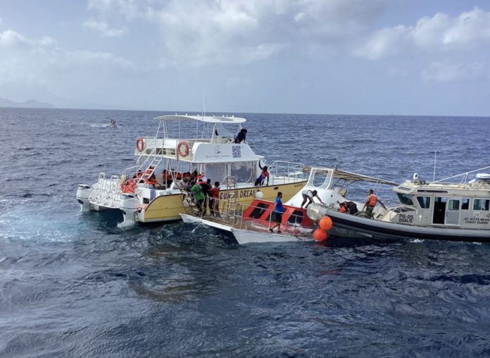 47 mensen gered na zinken veerboot Apple Cider bij St. Kitts (Picture by: extraboneiru.com)