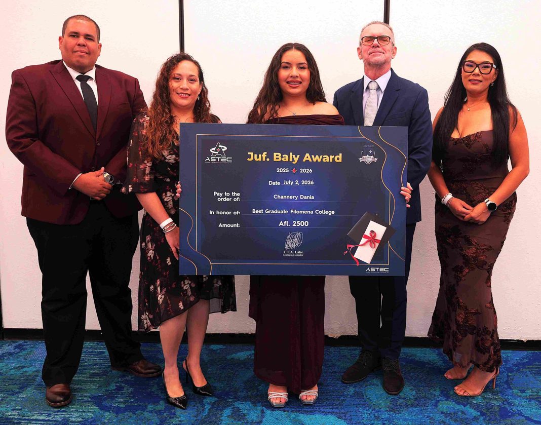 ASTEC reikt eerste 'Juf. Baly Award' uit aan Channery Dania (Picture by: 24ora.com)