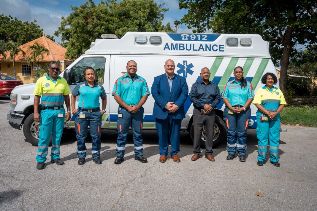 Ambulancepersoneel krijgt nieuwe uniformen (Picture by: paradisefm.cw)