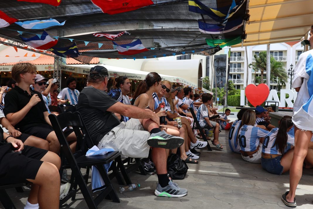 Arubaanse Argentina-fans vieren doorgang naar achtste finale (Picture by: 24ora.com)
