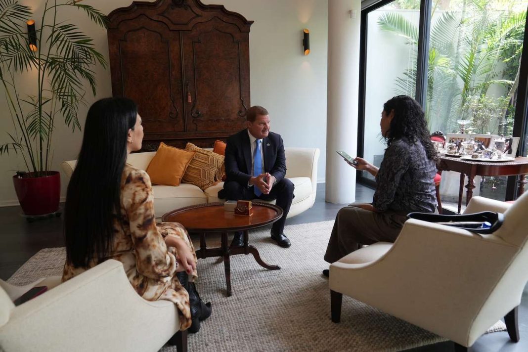 Arubaanse minister Eman ontmoet Peruaanse media (Picture by: 24ora.com)