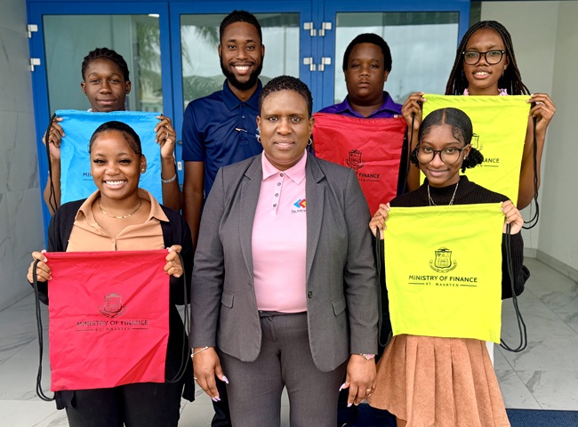 Belastingdienst Sint Maarten verwelkomt vijf BOPP-stagiairs (Picture by: 721news.com)