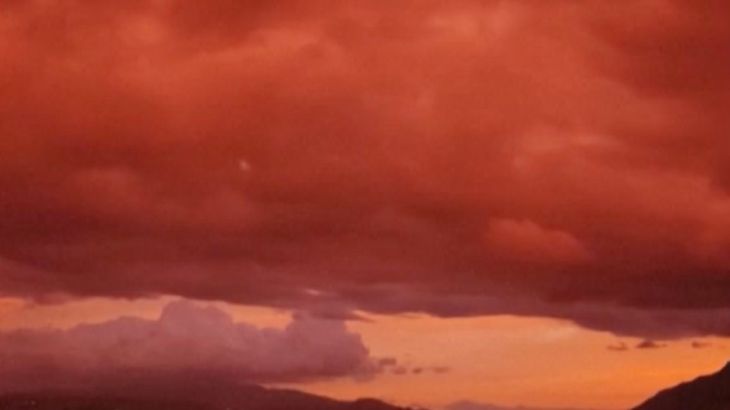 Bloedrode lucht boven Caracas tijdens reddingsoperaties na aardbevingen Bloedrode lucht boven Caracas tijdens reddingsoperaties na aardbevingen (Picture by: aljazeera.com)
