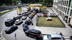 Brandstoftekort Rusland: gevolgen oorlog Ukraine Brandstoftekort treft Rusland: lange rijen bij tankstations door Oekraïense aanvallen (Picture by: ichef.bbci.co.uk)
