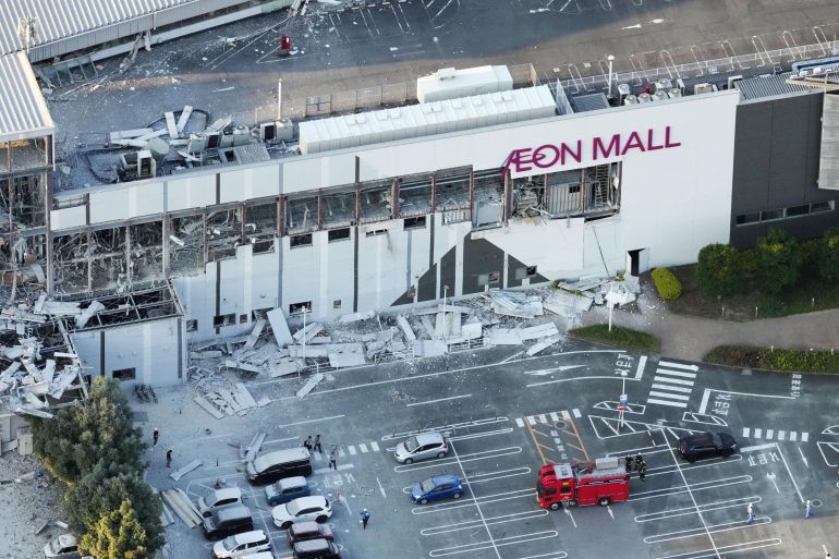 Chaos na aardbeving: Aeon Mall verwoest door explosie (Picture by: aljazeera.com)