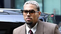 Chris Brown moet ruim 13 miljoen dollar betalen na aanval door zijn hond op huishoudster Chris Brown moet ruim 13 miljoen dollar betalen na aanval door zijn hond op huishoudster (Picture by: ichef.bbci.co.uk)