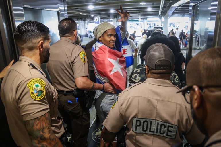 Cubaanse kunstenaar Otero Alcantara arriveert in de VS Cubaanse kunstenaar Otero Alcantara arriveert in de VS (Picture by: aljazeera.com)
