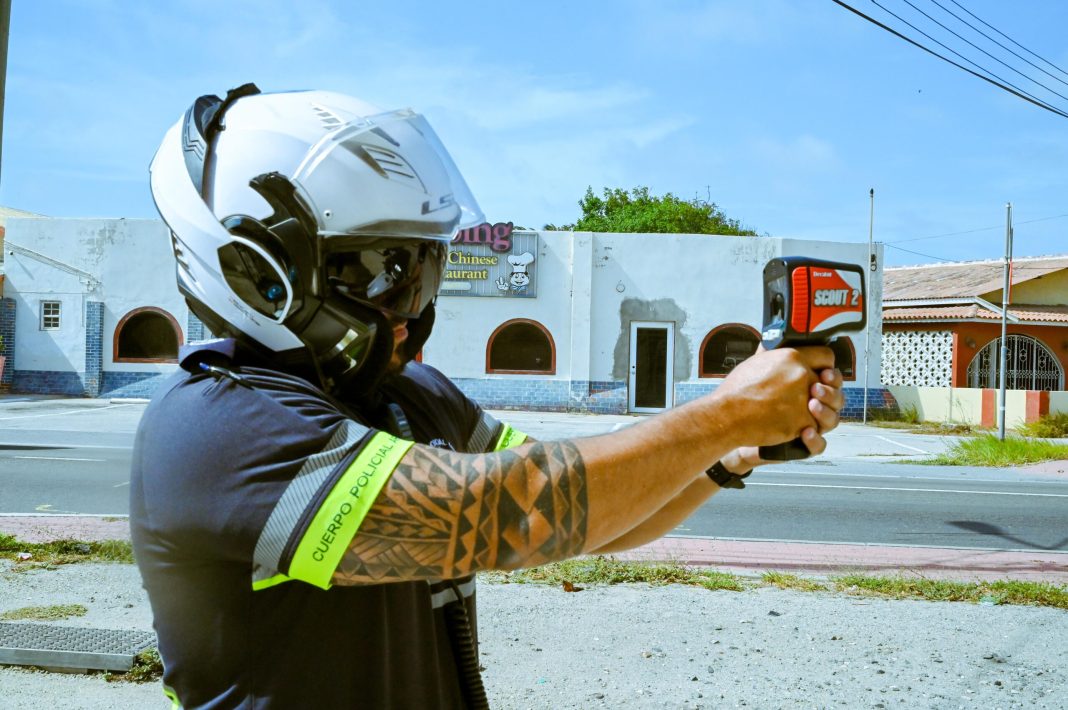 Cuerpo Policial Aruba ontvangt nieuwe apparatuur voor verkeerscontrole (Picture by: solodipueblo.com)
