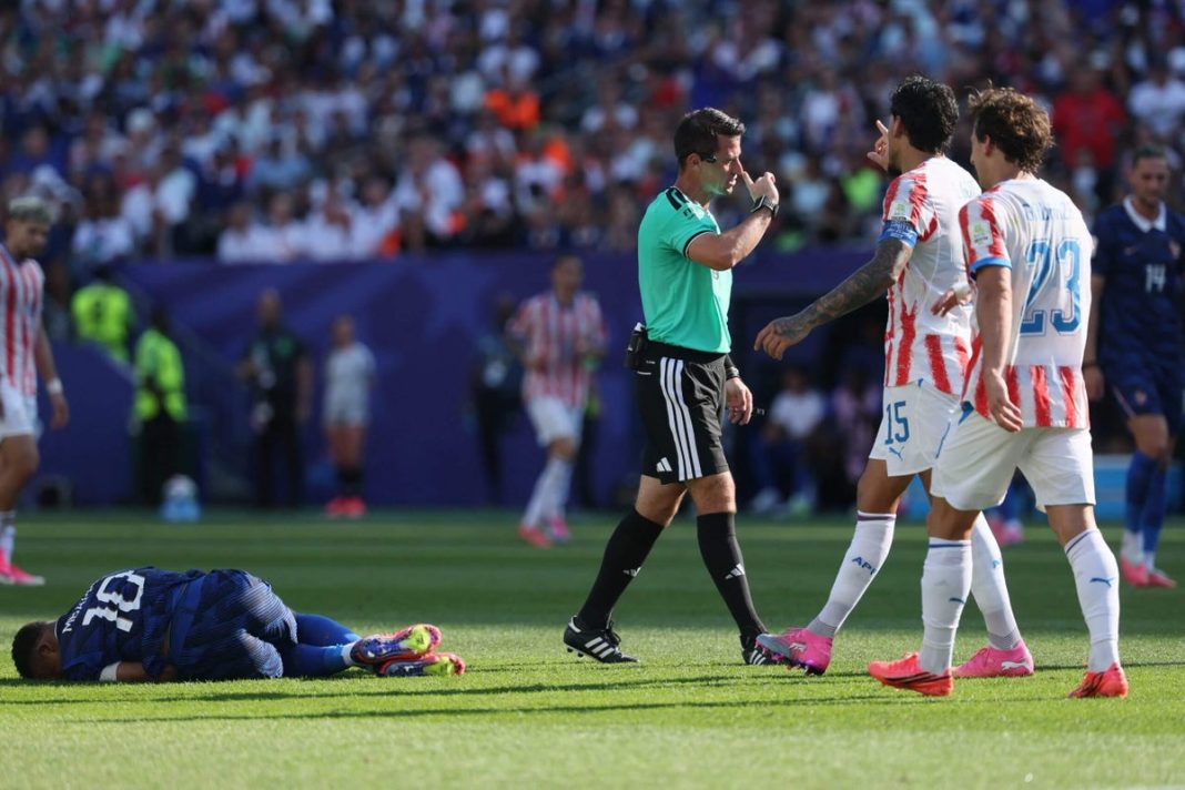 Discussie over fluitbeleid op WK: hebben spelers meer bescherming nodig van scheidsrechters? (Photo by: nyt.com)