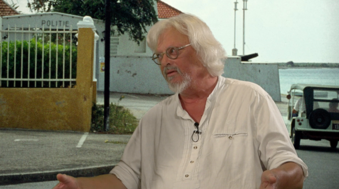 Domi Harry Gijsen ontvangt Den Herensia-onderscheiding (Picture by: extraboneiru.com)