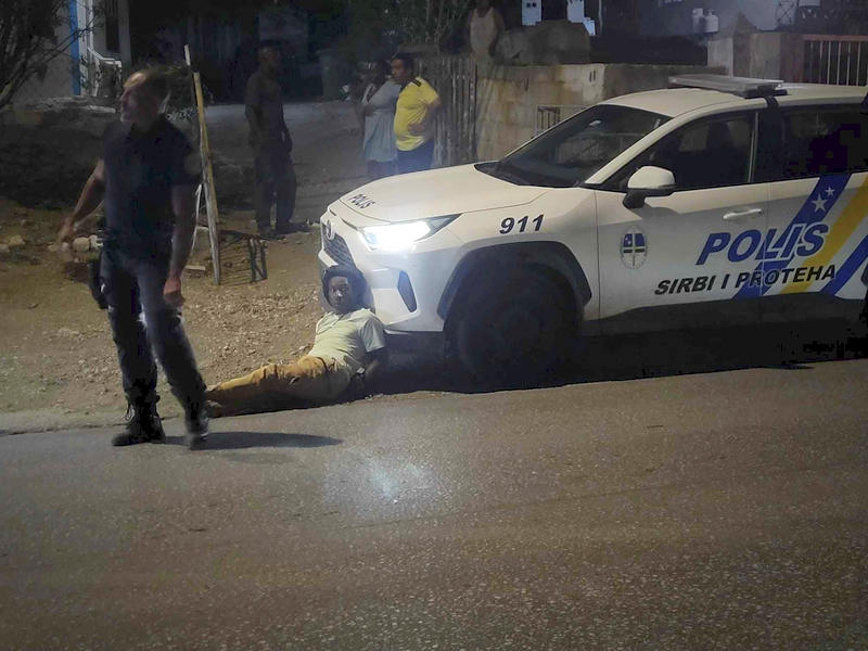 Drie aanhoudingen en vier wapens in beslag genomen na achtervolging op Curaçao (Picture by: extra.cw)