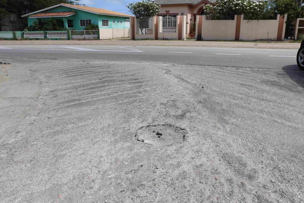 Emmastraat in Aruba kampt met ernstige schade, buurt maakt zich zorgen (Picture by: 24ora.com)