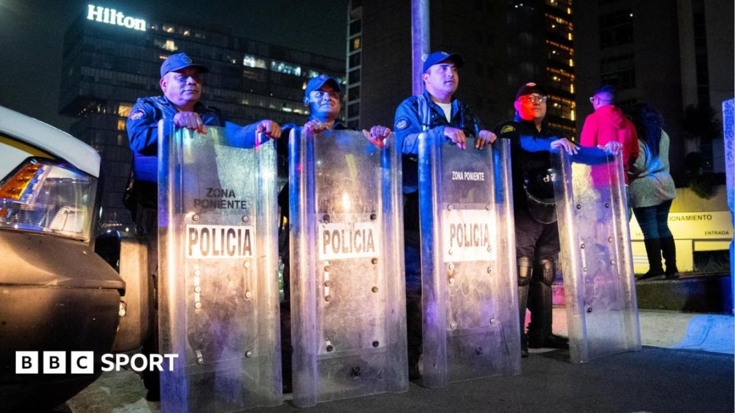 Engelse WK-spelers ondervonden geen hinder van vuurwerk door Mexicaanse supporters bij hotel (Photo by: co.uk)