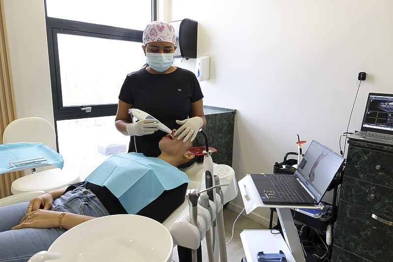 Gepersonaliseerde tandzorg voor elke patiënt bij Curacao Dental Center (Picture by: extra.cw)