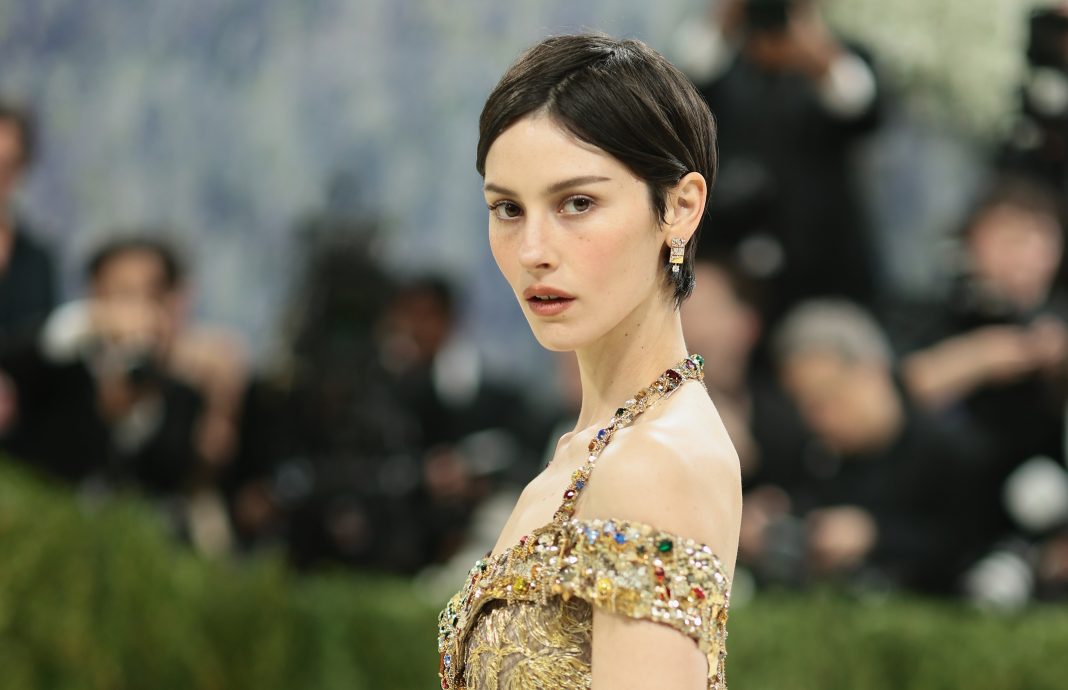 Gracie Abrams bereikt nummer één op albumlijst met 'Daughter From Hell' (Picture by: variety.com)