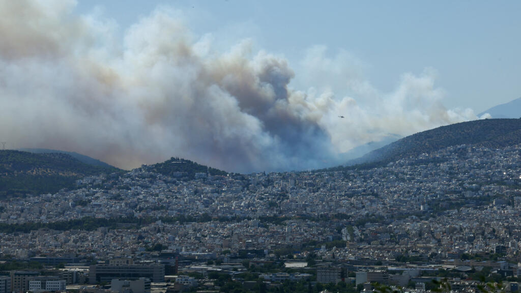 Griekse autoriteiten bestellen gedeeltelijke evacuatie van voorstad van Athene door bosbrand (Picture by: s.france24.com)