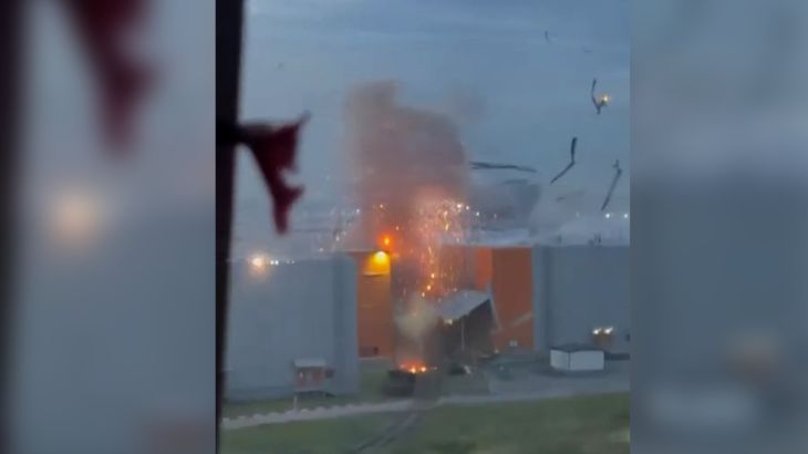 Grote brand na Oekraïense aanval op Wildberries-magazijn in Sint Petersburg Grote brand na Oekraïense aanval op Wildberries-magazijn in Sint Petersburg (Picture by: aljazeera.com)