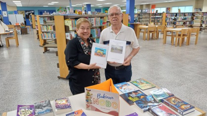 Historicus Dufi Kock schenkt twee boeken aan Nationale Bibliotheek Aruba (Picture by: pubble.cloud)