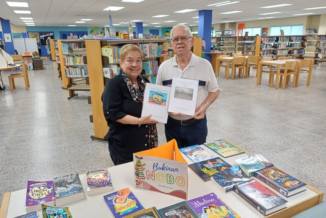 Historicus Dufi Kock schenkt twee publicaties aan bibliotheek Aruba (Picture by: solodipueblo.com)