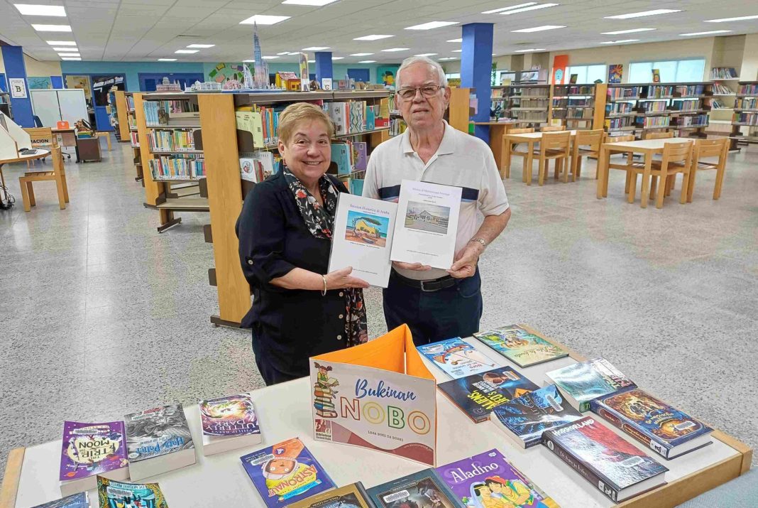 Historicus Kock schenkt twee publicaties aan bibliotheek Aruba (Picture by: 24ora.com)