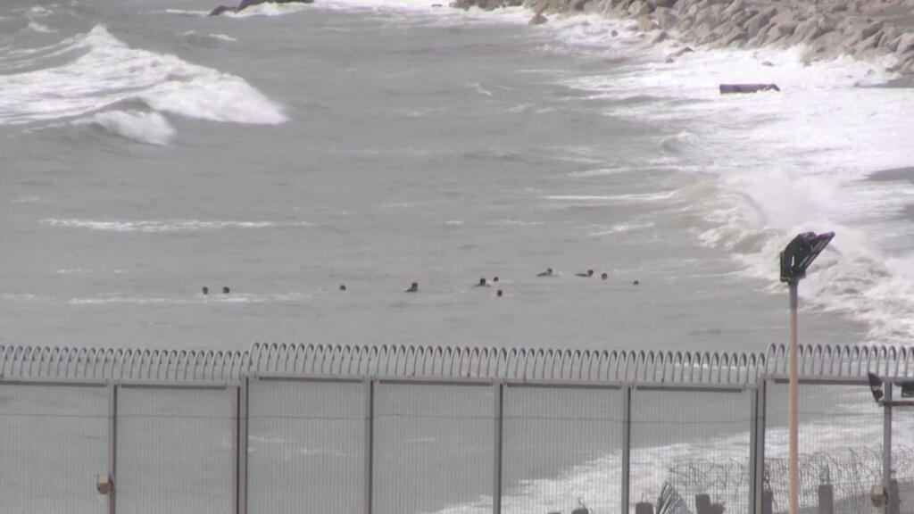 Honderden migranten betreden Spaanse exclave Ceuta vanuit Marokko (Picture by: s.france24.com)