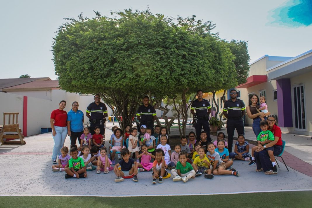 K9 Unit demonstreert werk aan kinderen in M-Joy Childcare Center (Picture by: solodipueblo.com)