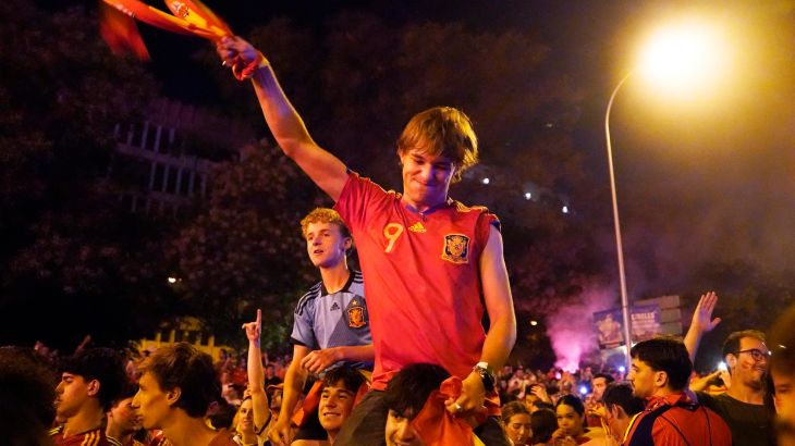 Madrid bruist na historische WK-overwinning: Spaanse fans vieren tot diep in de nacht Madrid bruist na historische WK-overwinning: Spaanse fans vieren tot diep in de nacht (Picture by: aljazeera.com)