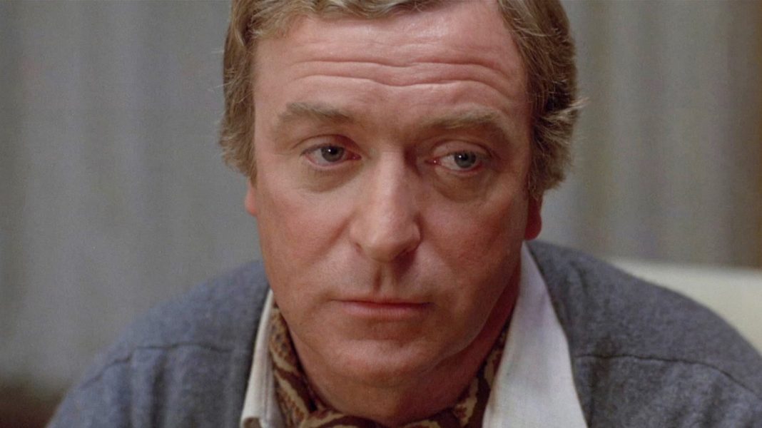 Michael Caine's 'Deathtrap': Een Klassieke Moordmysterie (Picture by: slashfilm.com)