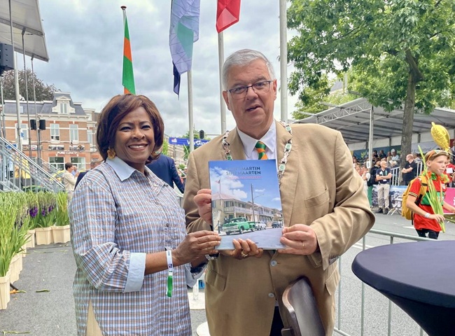Minister Arrindell bezoekt afsluiting Vierdaagse Nijmegen (Picture by: 721news.com)